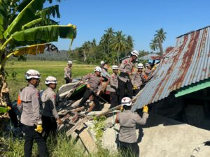 Kehadiran Brimob Ringankan Beban Warga, Rumah Terdampak Bencana Dibongkar